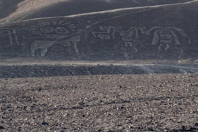 Zeichnungen menschlicher Figuren bei Nazca