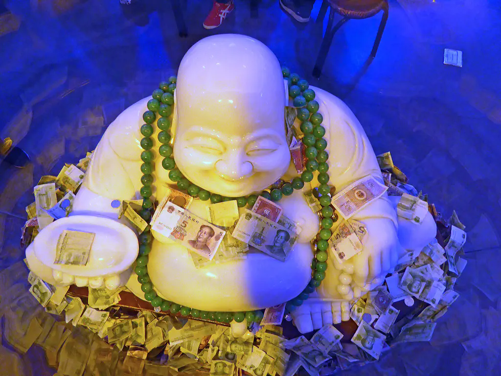 Buddha mit geldscheinen
