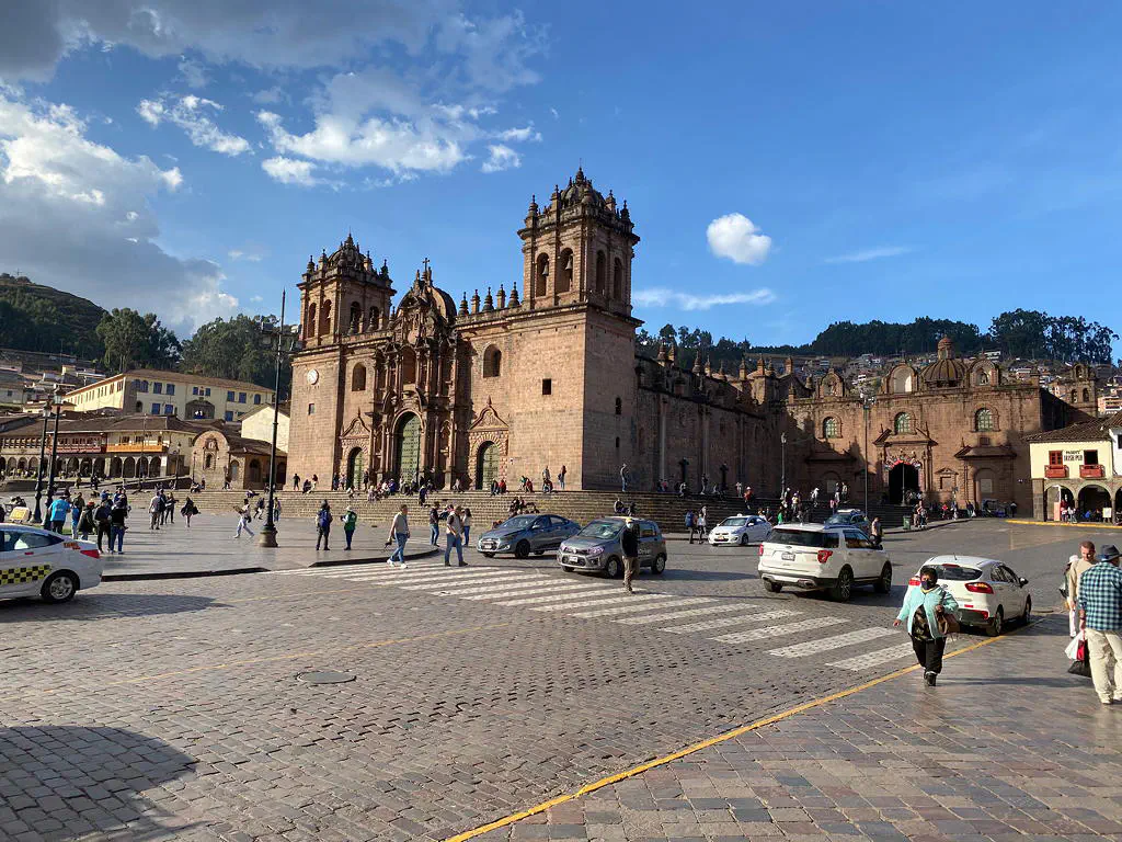 „Regenbogenfahnen über Cuzco, zirpende Zikaden am Fluss“