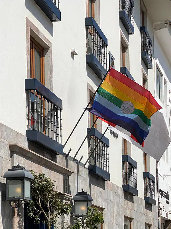 Regenbogenfahne an einem Regierungsgebäude in Cuzco
