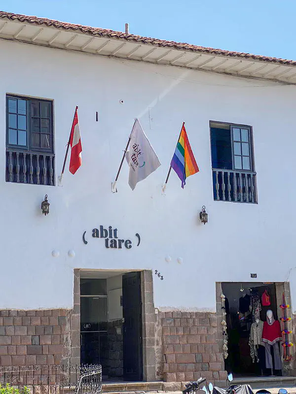 Regenbogenfahne an einem Geschäft i Cuzco