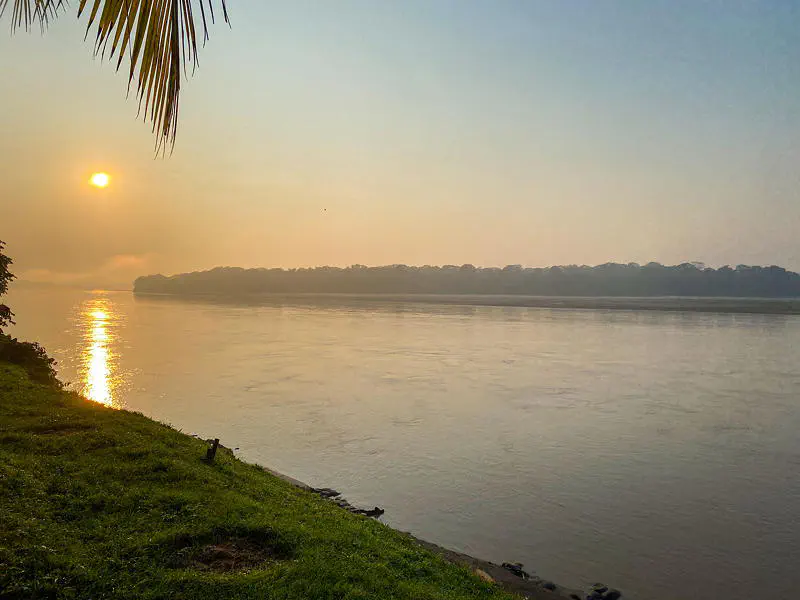Sonnenaufgang über dem Rio Madre de Dios