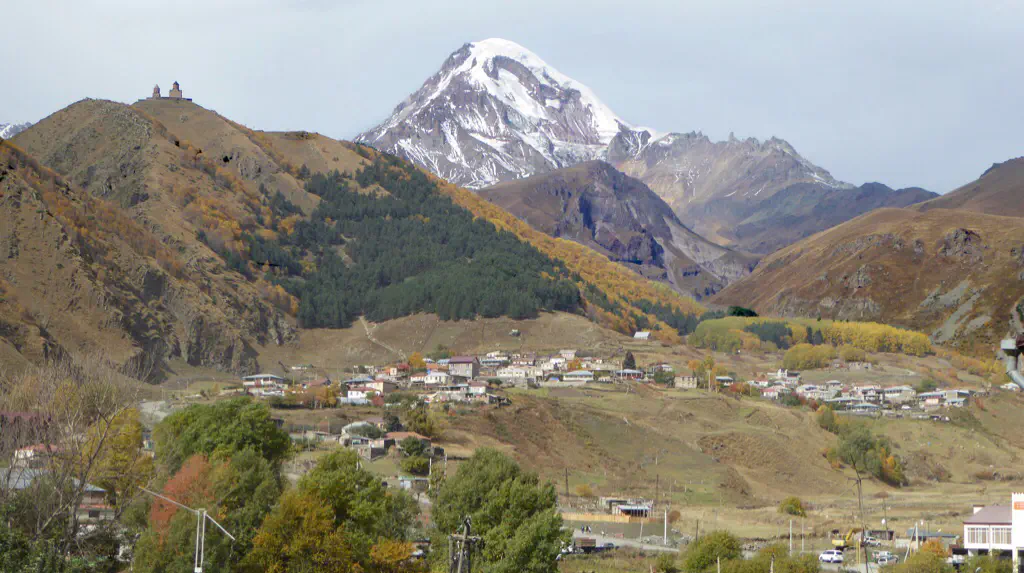 Blick auf den berg von kazbegi