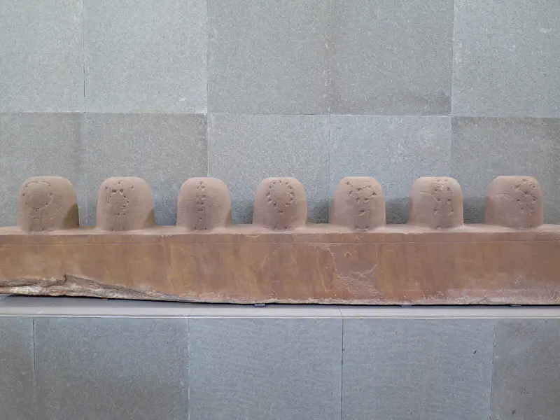 Reihe von steinernen Lingams. Museum, Da Nang