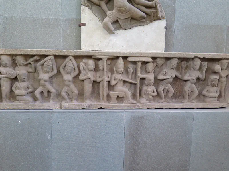 Steinfries mit Apsara-Tänzern. Museum, Da Nang