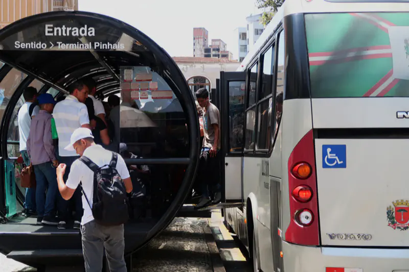 Bushaltestelle Curitiba mit Bus, aussteigende Passagiere