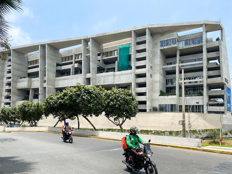 Brutalistisches Universitätsgebäude in Barranco
