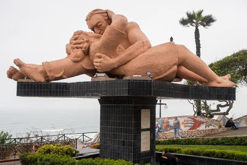 Skulptur von sich küssendem Heteropaar im Parque de Amor