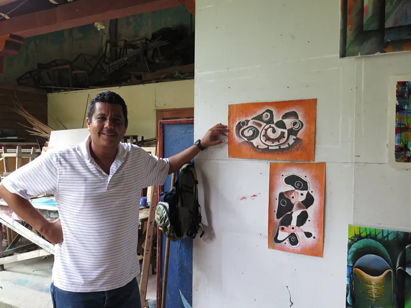 Maler mit seinen Bildern in der Casa tres mondos. Granada, Nicaragua