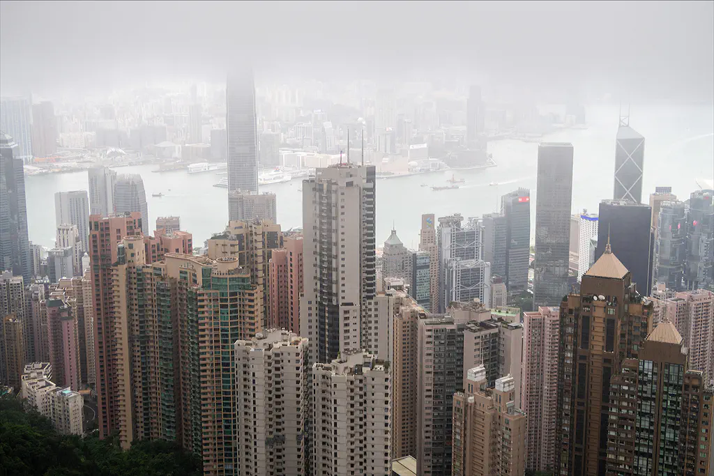 Hongkong skyline von victoria peak mit wolken