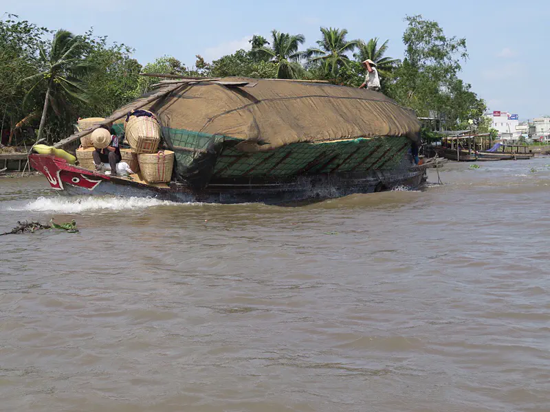 Überladenes Boot auf dem Mekong