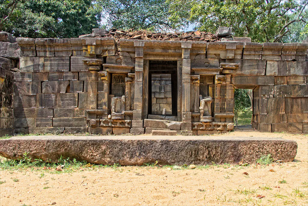 Schief restaurierter tempel hdr