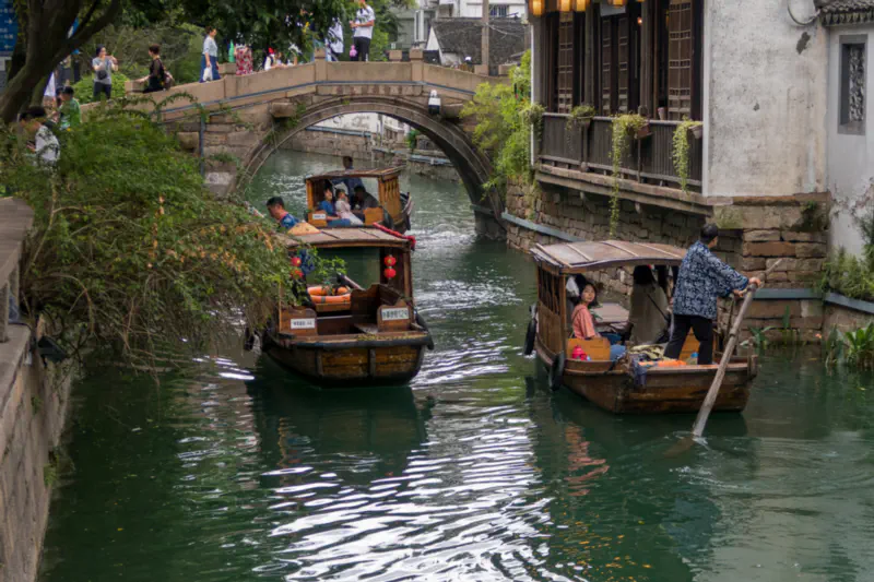 Gondeln auf einem Kanal in Suzhou