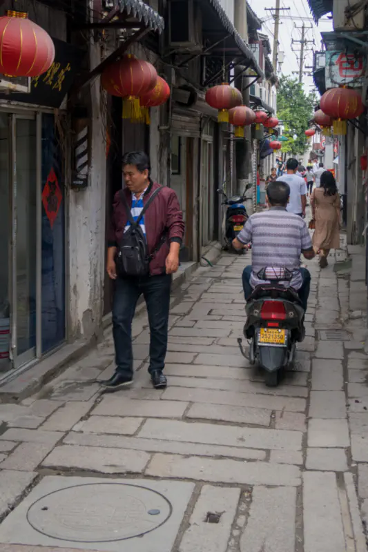 Mopedfahrer in der Fußgängerzone von Suzhou