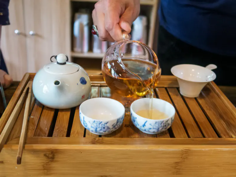 Teezeremonie bei einer Pagode in Suzhou
