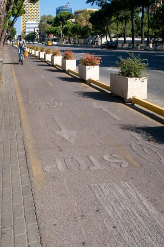 Radweg mit einer Spur je Richtung in Tirana