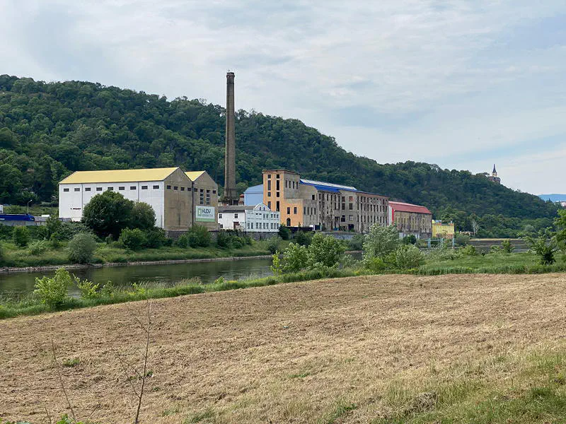 Fabrikgebäude an der Elbe bei Usti