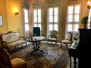 Salon mit Klavier Kaufmannshaus Plovdiv