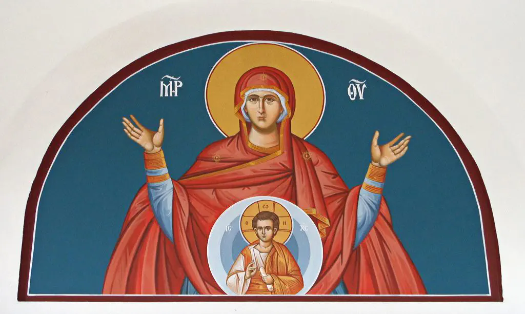 Maria in rotem mantel mit jesus als medaillon