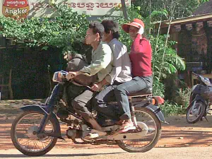 2 Männer 1 Frau 1 Moped