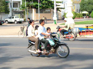 4 köpfige Familie auf Moped