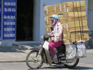Moped transportiert Kistenturm