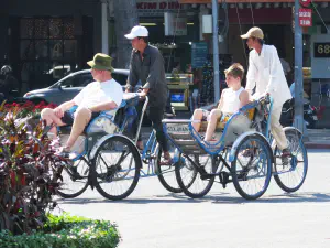 Touristen in Fahrradrikschas
